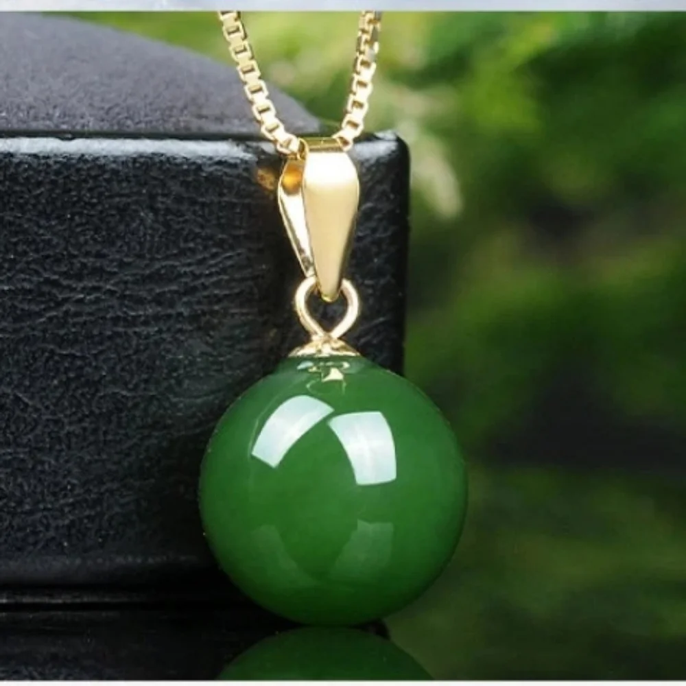 GREEN JADE CRYSTAL PURITY PENDANT NECKLACE.